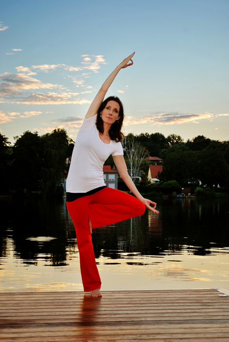  Yogalehrerin Birgit Braune in der Yogahaltung des Baumes 